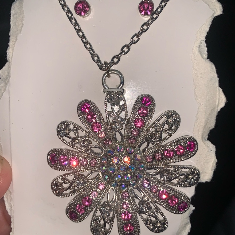 Jaclyn Smith Stud and Flower Necklace Set NWT